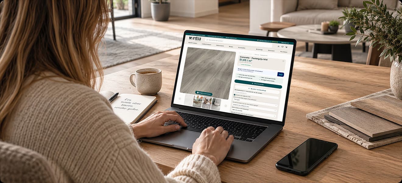 Vrouw stelt op een laptop haar vloerbestelling samen met de online bestelhulp van intra vloeren
